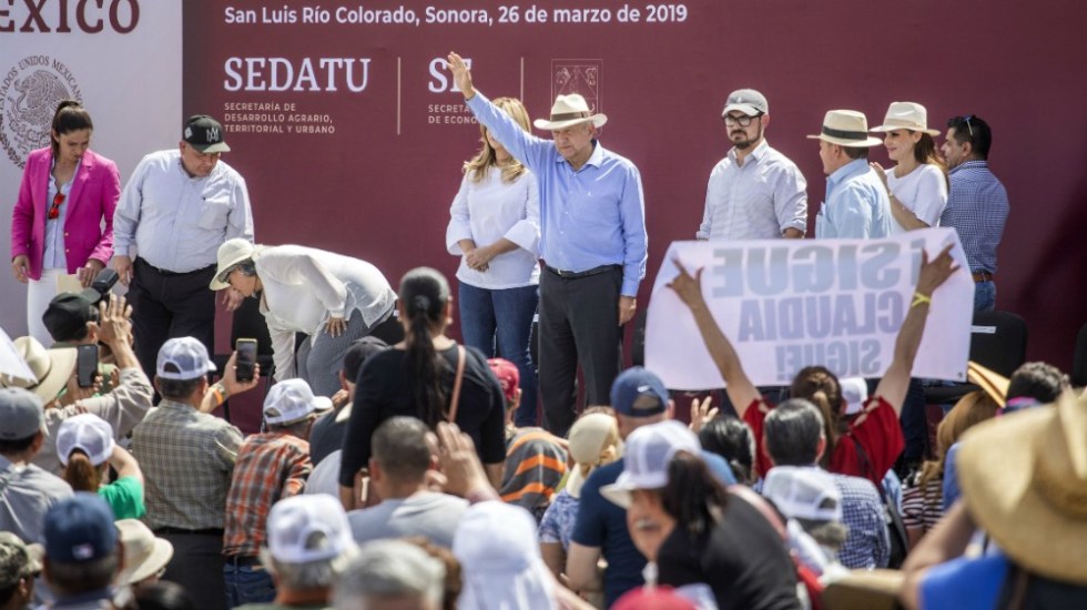 Gritan “no” a AMLO al presumir que bajó precio de gasolinas