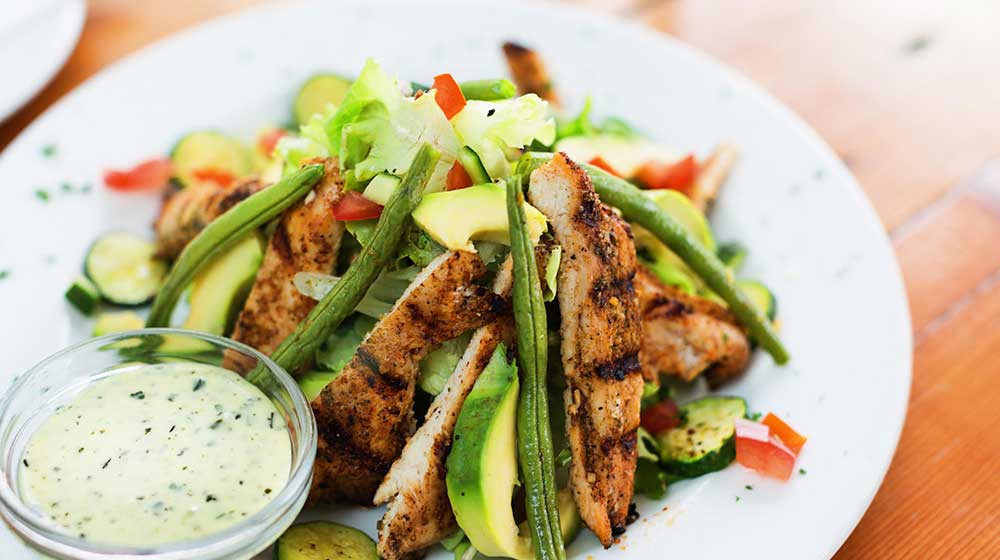 Ensalada de pollo en fajitas, calabacitas y aguacate