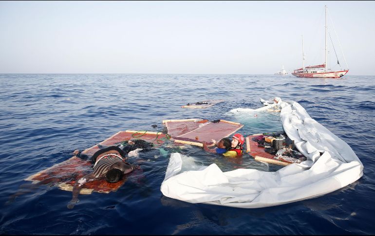 Tras naufragar en el Mediterráneo mueren 45 migrantes