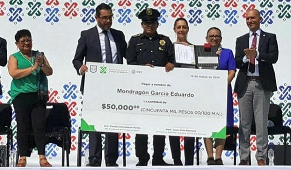Policía frustra robo en metro de la CDMX; lo premian con 50 mil pesos
