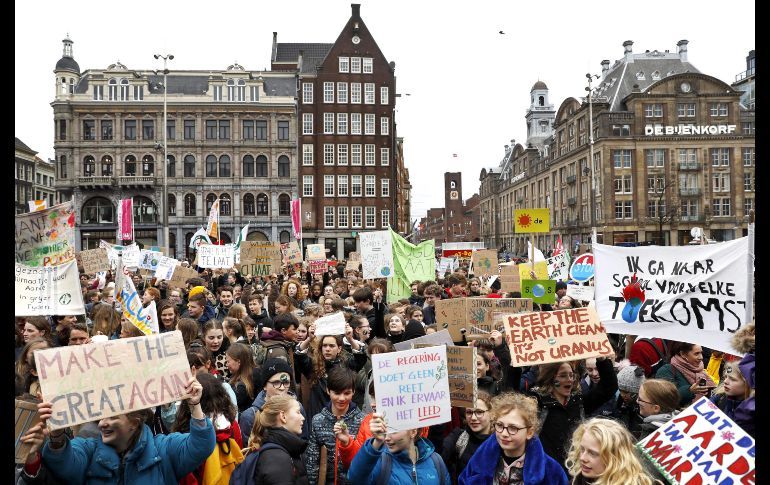 Miles de estudiantes se manifiestan en Ámsterdam contra el cambio climático