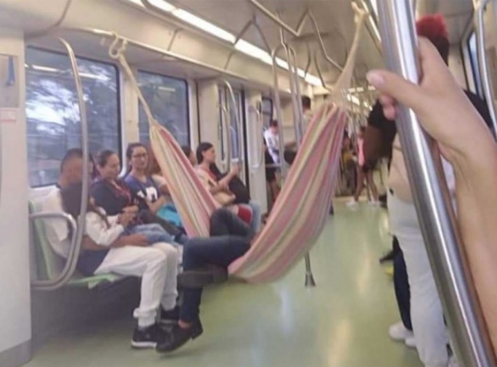Cuelga hamaca en el metro para viajar más cómodo
