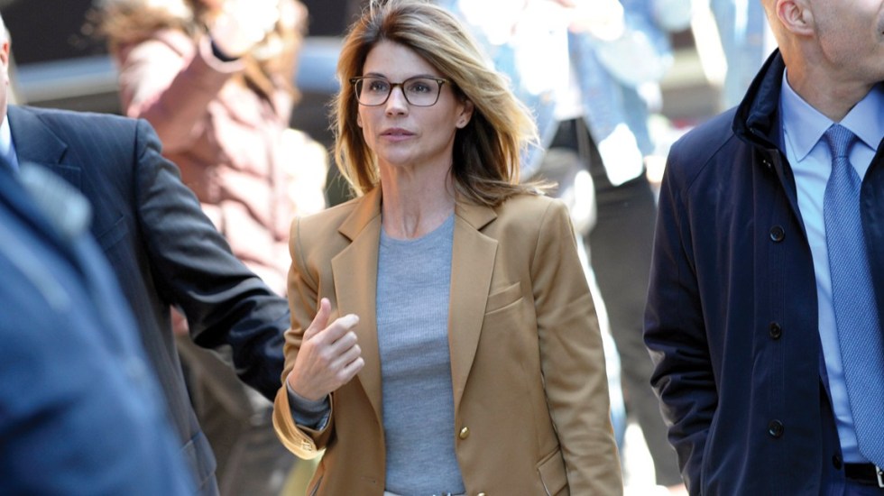 Lori Loughlin enfrenta nuevo cargo en el caso de sobornos