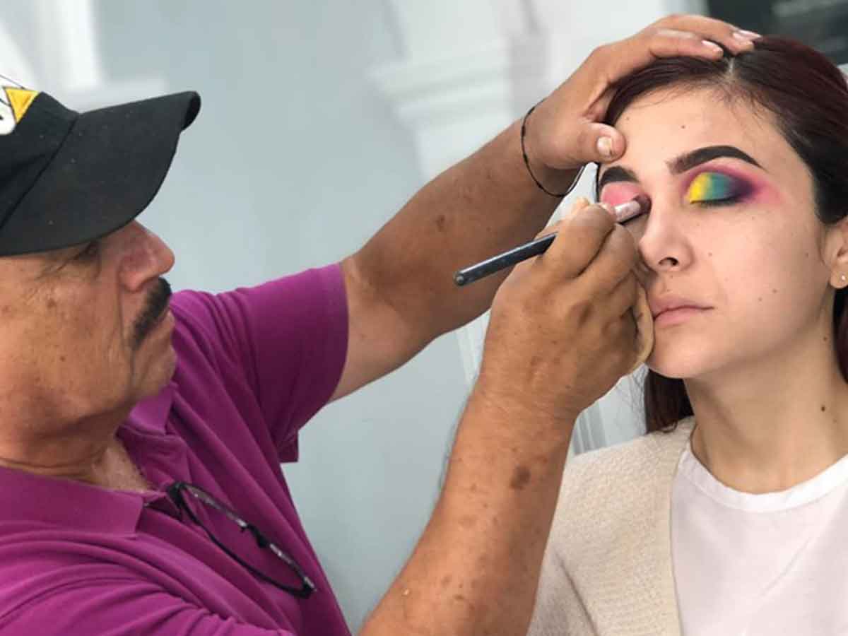 Vendedor de cosméticos toma curso de maquillaje; se vuelve viral