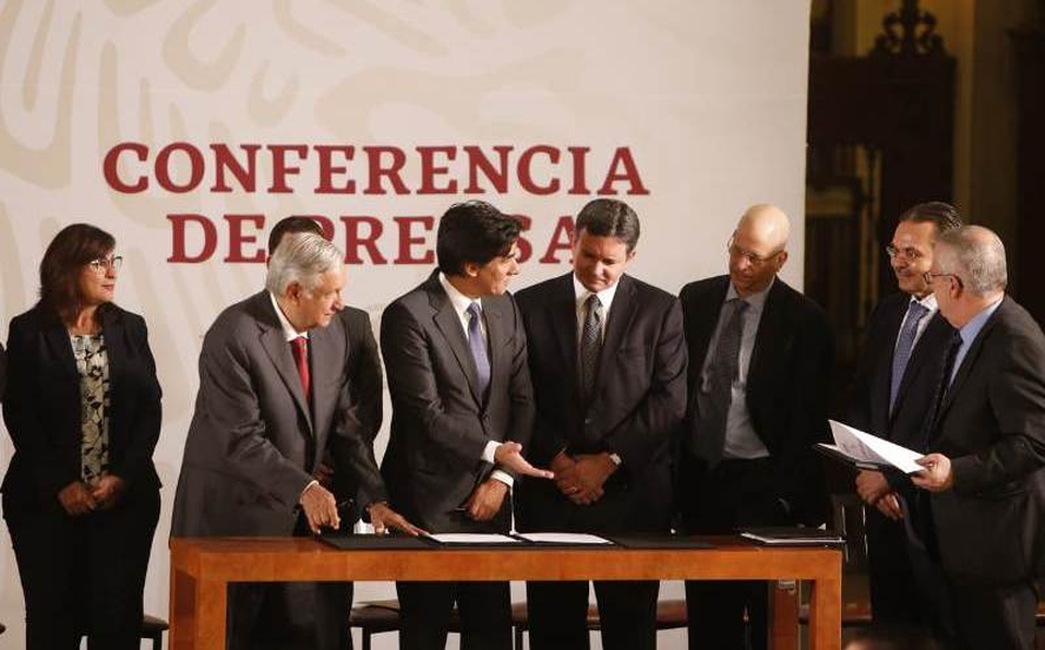 López Obrador firma acuerdo de refinanciamiento para fortalecer a Pemex