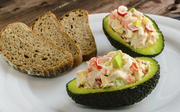 Aguacates con ensalada de surimi