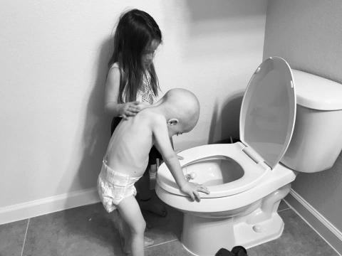 Niña consuela a su pequeño hermano que lucha contra la leucemia
