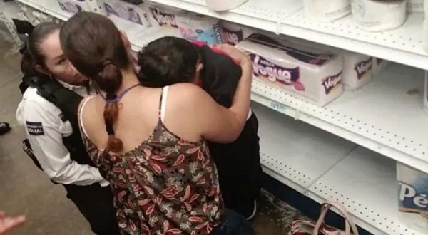 Mujer pierde a su hijo en supermercado; lo encuentran dormido en anaquel