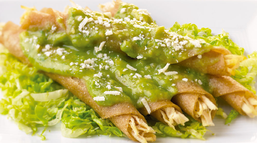 Flautas de pollo con salsa de aguacate