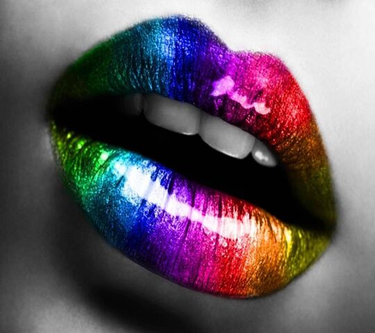 ¿Qué es el beso arcoíris y por qué no es recomendable hacerlo?