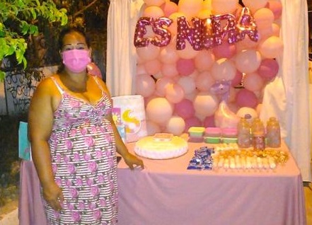 Mujer embarazada hace su baby shower ¡Y nadie asiste!