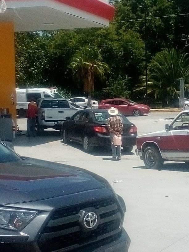 Aunque iba a pie, adulto mayor es grabado haciendo fila en gasolinera