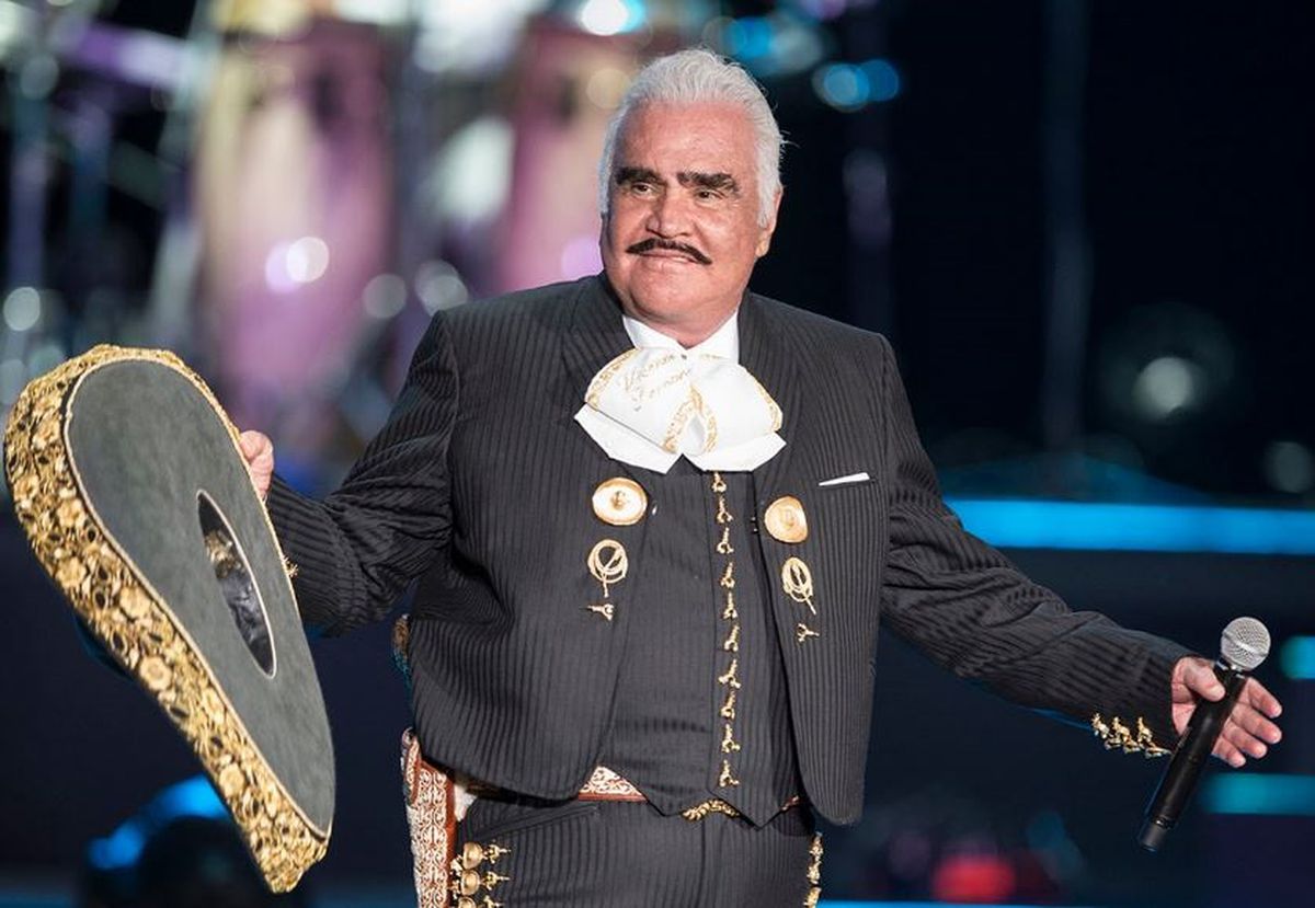 Vicente Fernández gana Grammy y presentador comete error