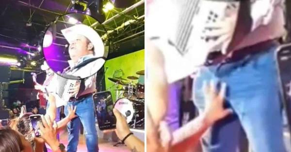 (VIDEO) Fan se sobrepasa con Beto Zapata en concierto
