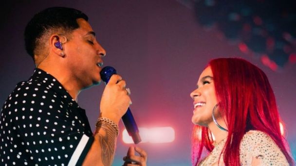 Karol G y Grupo Firme sorprenden a sus fans al cantar “Tusa”