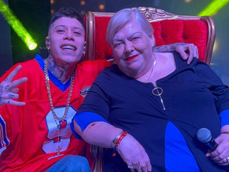 (VIDEO) Santa Fe Klan hace llorar a Paquita la del Barrio en homenaje